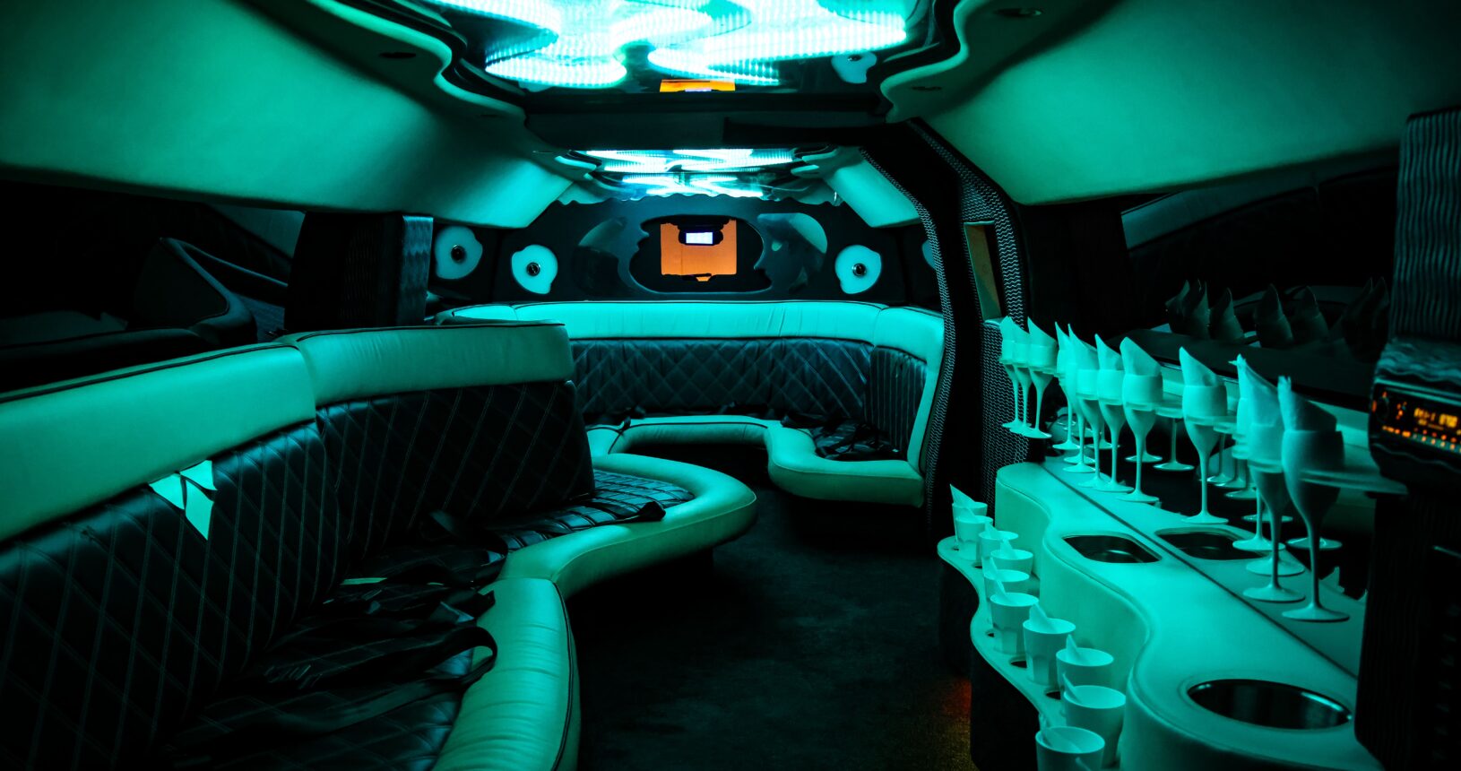 Innenraum Hummer Limousine mit Ledersitzen und LED-Sternenhimmel