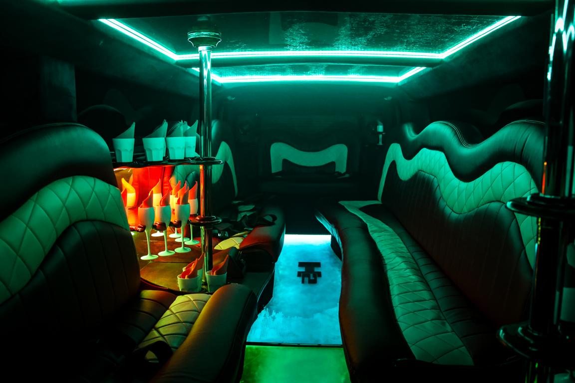 Innenraum Hummer Limousine mit Lederausstattung und Panorama-Dach