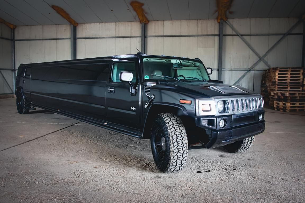 Schwarze H2 Hummer Stretchlimousine mit getönten Scheiben
