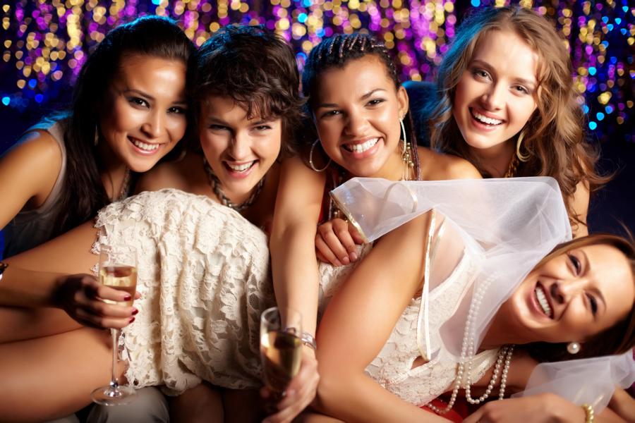 Fünf Frauen bei einer JGA Feier mit Sekt
