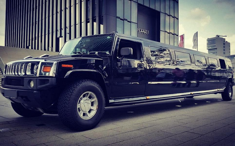 Hummer H2 in Schwarz mit getönten Scheiben