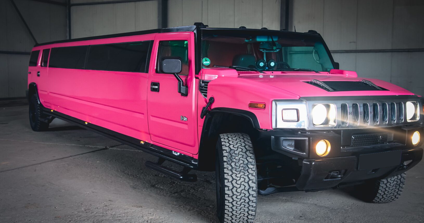 Pinke H2 Hummer Stretchlimousine, Frontansicht