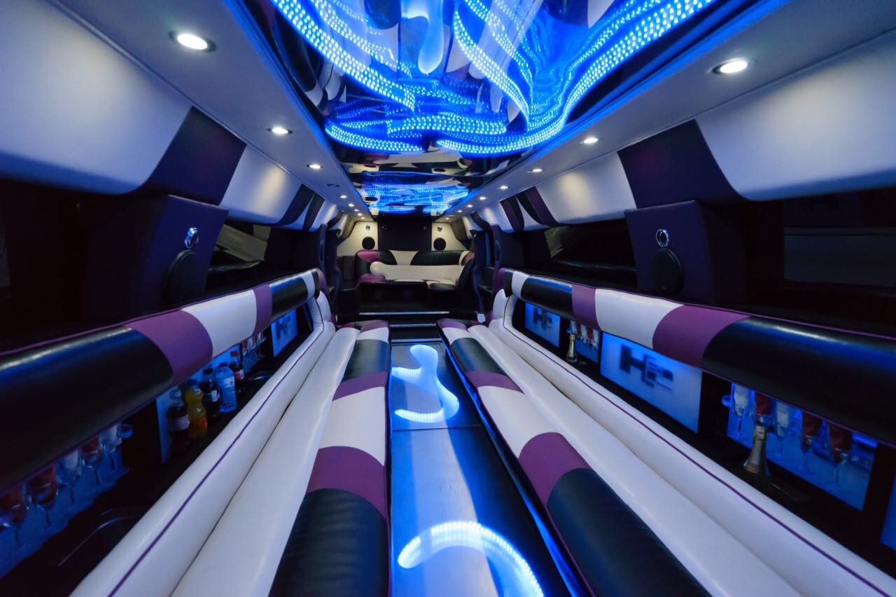 H2 Stretchlimousine Innenraum mit Ledersitzen und LED-Sternenhimmel